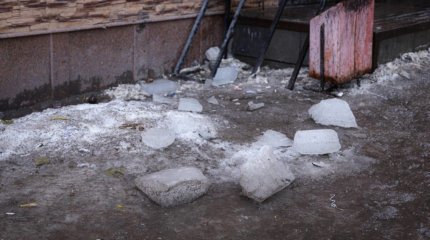 Костанайца едва не убило льдиной, упавшей с крыши многоэтажки