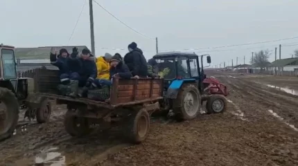 Батыс Қазақстан облысында оқушылар ҰБТ-ға трактордың тіркемесіне отырып барған