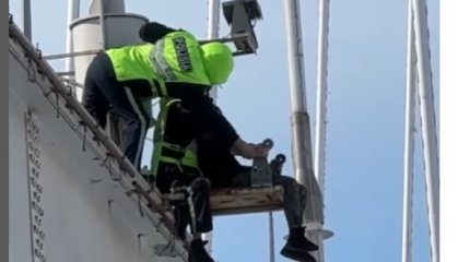 Патрульный удержал женщину от прыжка с моста в Астане (ВИДЕО)