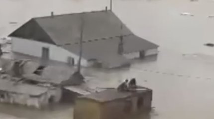 Людей снимали с крыш и затопленной техники: МЧС поделилось кадрами эвакуации костанайцев