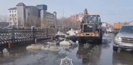 Спасатели показали кадры как борются с паводками в Кокшетау