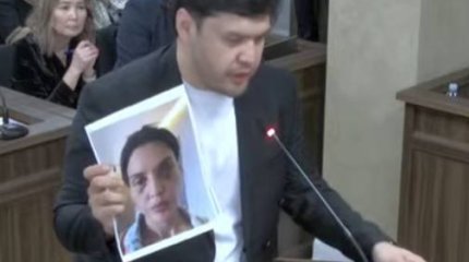 Фото избитой Салтанат Нукеновой брат показал в суде