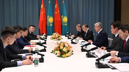 Токаев в Китае провел встречу с главой крупнейшей в мире машиностроительной компании
