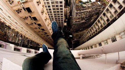 Төбелес шығарған адам 14-қабаттан секірмек болды