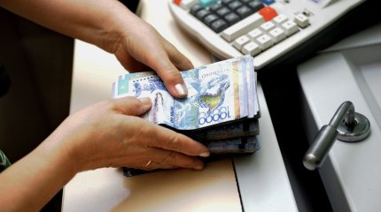 "Кредиттерін жапқысы келген". Елордада есірткі сатумен айланысқан ерлі-зайыпты ұсталды