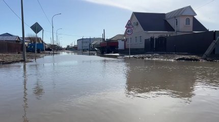 Атырауда жаңбыр суынан үйлер тұруға жарамсыз боп қалып жатыр