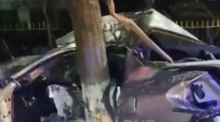 Авто на скорости влетело в дерево в Шымкенте: три человека пострадали