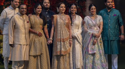 275 видов меню, Рианна на сцене и "Тропа бивней": индийский миллиардер закатил сыну "свадьбу века"