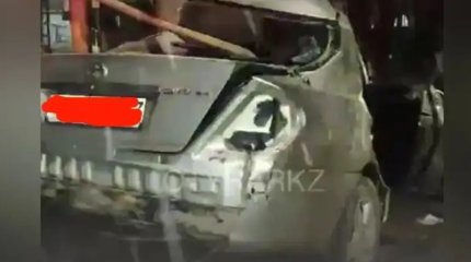 "Мыжылып қалды". Шымкентте жеңіл көлік бар жылдамдығымен ағашқа соғылды