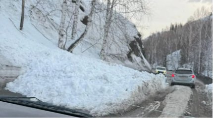 На трассе «Усть-Каменогорск — Рахмановские ключи» сошла лавина и частично перекрыла дорогу