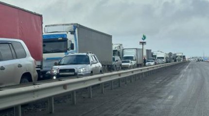 В Карагандинской области на трассах из-за переливов скопились сотни машин
