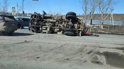 Lexus опрокинул ассенизатор на трассе в Костанайской области