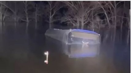 На Алтае пассажирский автобус затонул в кювете с талыми водами