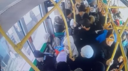 Астанада автобуста ұрлық жасаған адам видеоға түсіп қалды