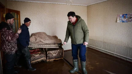 Мәжіліс депутаттары су тасқынынан зардап шеккен өңірлерге барды