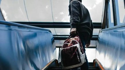 Ақтаудағы сауда үйлерінің бірінде жеті жастағы қыздың саусағын эскалатор кесіп кетті