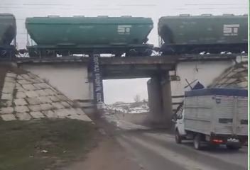 Часть железнодорожного моста обрушилась во время движения поезда в Туркестанской области