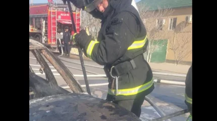 Ақтауда көліктен шыққан өрттен жүргізушінің қолын күйік шалды