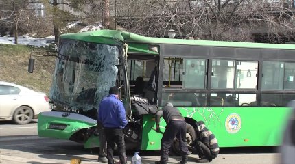 Алматыда көпір тірегіне соғылған автобус жүргізушісіне операция жасалды