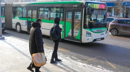 Атырауда ер адам автобус жүргізушісін соққыға жықты