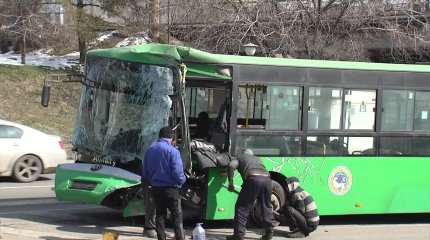 Автобус въехал в опору моста в Алматы: пять человек пострадали