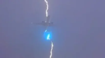 Канадада 550 жолаушысы бар ұшаққа найзағай түсті