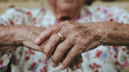 Пенсионерка взыскала алименты с взрослого сына в Актобе