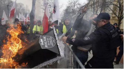 В Варшаве произошла потасовка между протестующими фермерами и полицией