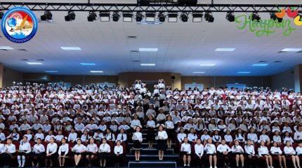 500 актауских школьников исполнили песню для мам в честь праздника