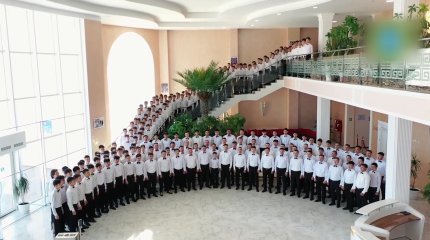 120 оқушы әкелерімен бірге аналарына арнап ән шырқады