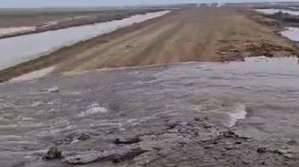 Республиканскую трассу подтопило талыми водами в Актюбинской области