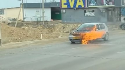 Автомобиль загорелся на одной из дорог в Актау