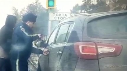 Полицейские спасли водителя, потерявшего сознание при инсульте в Караганде