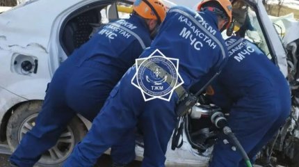 Құтқарушылар жолаушының денесін жеңіл көліктен алып шықты