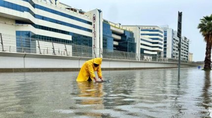 Города ОАЭ залило после сильных дождей