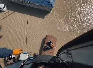 Окружённые водой: кадрами спасения людей поделились военные лётчики (ВИДЕО)