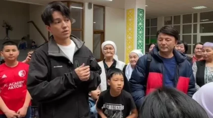 Димаш Құдайберген тасқын судан зардап шеккендермен кездесті