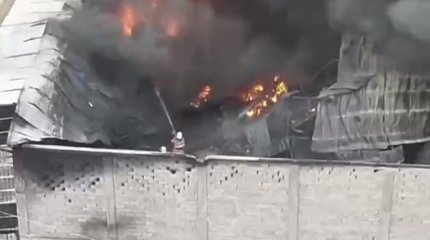 Три человека пострадали в крупном пожаре в Каскелене (ВИДЕО)