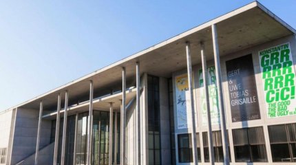 Сотрудник картинной галереи повесил свою картину среди шедевров и был уволен