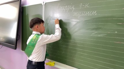 Мангистауский школьник восхитил Казнет своей добросердечностью в паводок