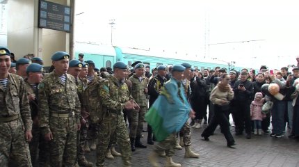 Десятки десантников вернулись в Астану после срочной воинской службы