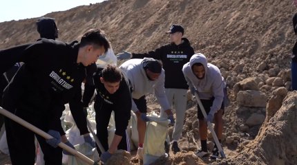 Канадалық баскетболшы Атырауда су тасқынымен күресуге көмектесіп жүр