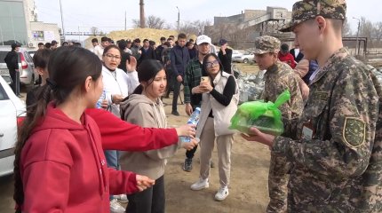 800 волонтёров борются с паводком в ЗКО
