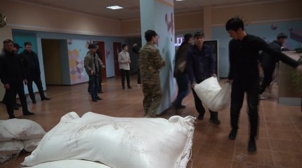 Мәслихат депутаттары гуманитарлық көмекті әділ бөлуге атсалысуда