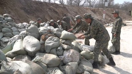 Военнослужащие прибыли в ЗКО для помощи в борьбе с паводком