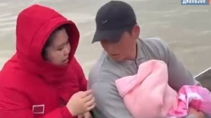Актюбинский спасатель супругу и дочь из роддома встретил на лодке