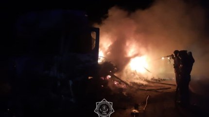 Сразу несколько авто загорелись на трассах в Казахстане