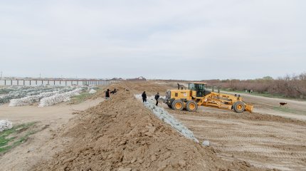 Атырауда су тасқынымен күресте бөгет тұрғызу жұмысы жалғасып жатыр