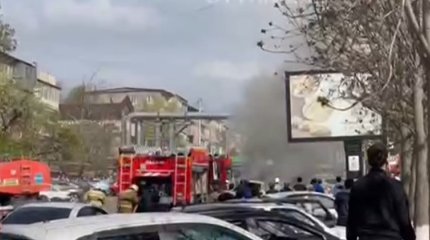 Автомобиль загорелся в центре Шымкента (ВИДЕО)