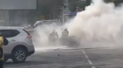 Два автомобиля загорелись на оживленной дороге в Шымкенте